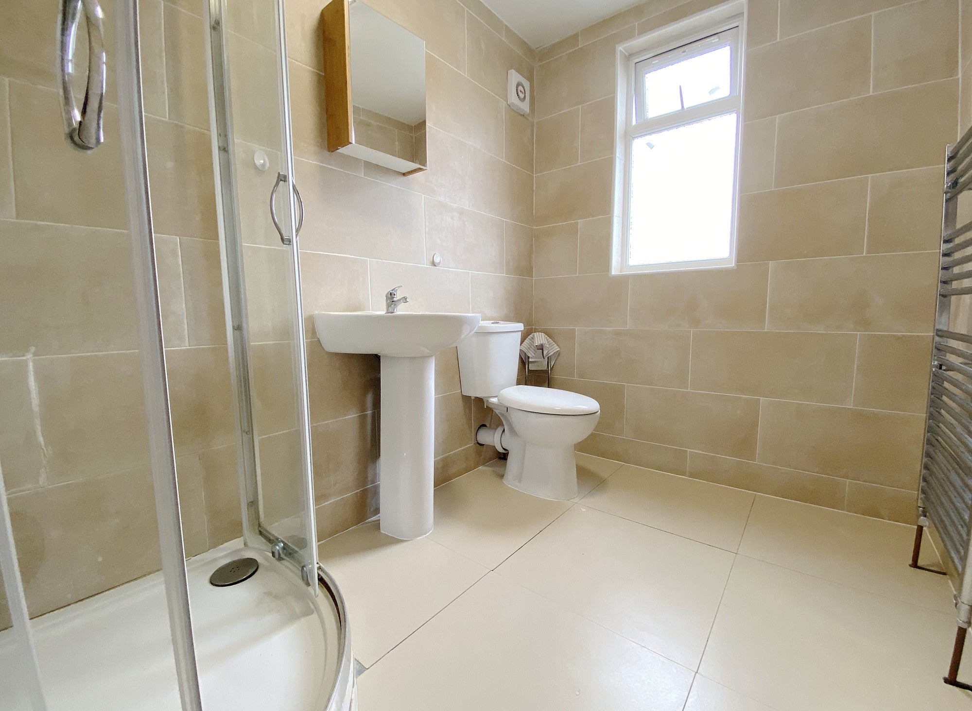 Flat Chatsworth Crescent in London