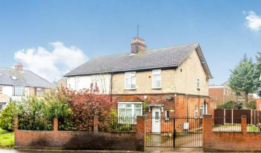 House Waller Avenue in Luton
