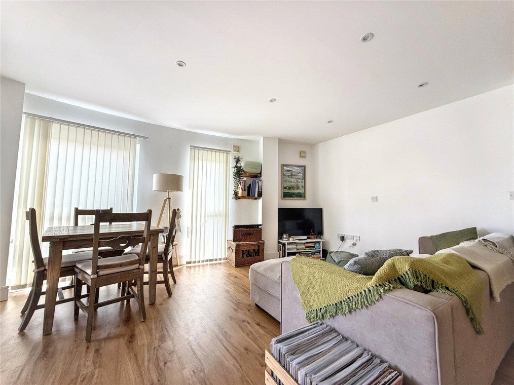 Flat Arthur Road in Greater London
