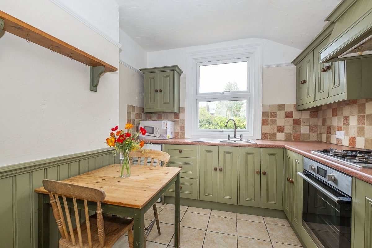 Flat Charlmont Road in Greater London