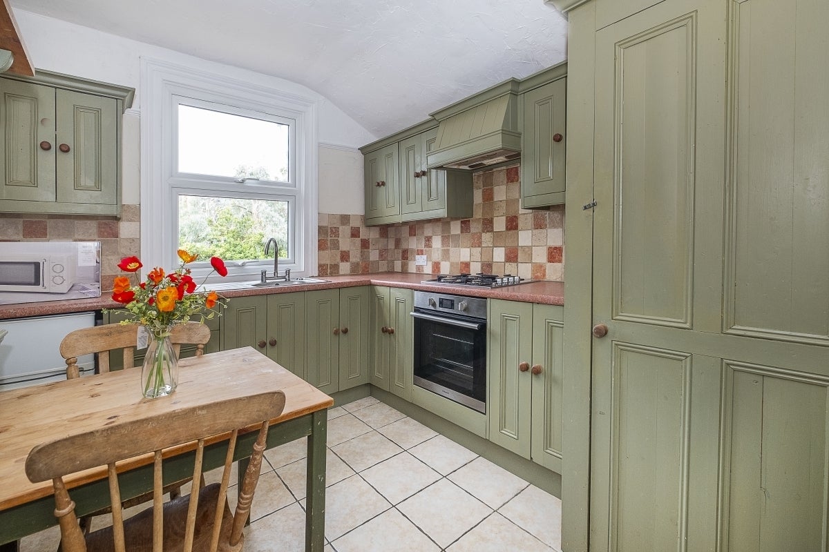 Flat Charlmont Road in Greater London
