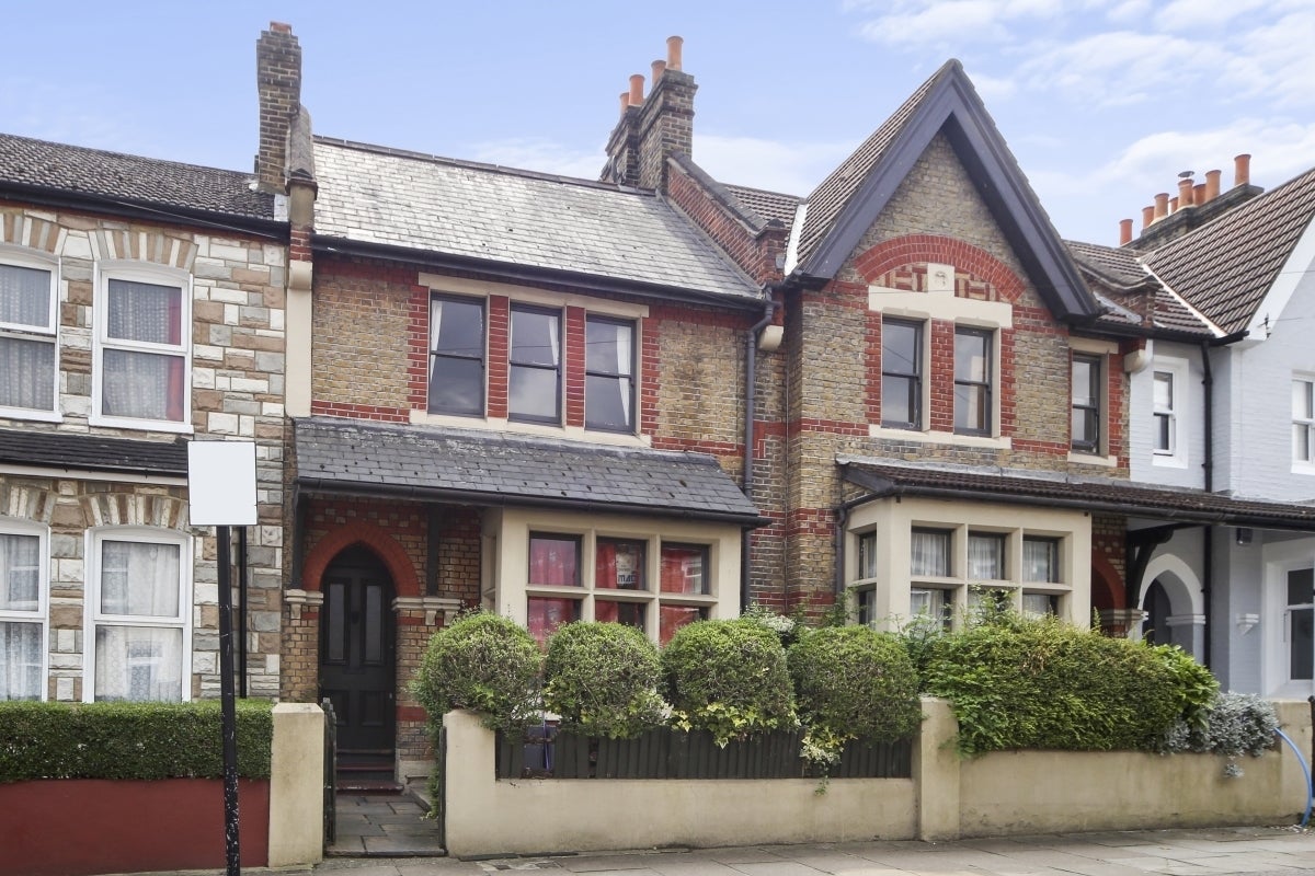 Flat Charlmont Road in Greater London