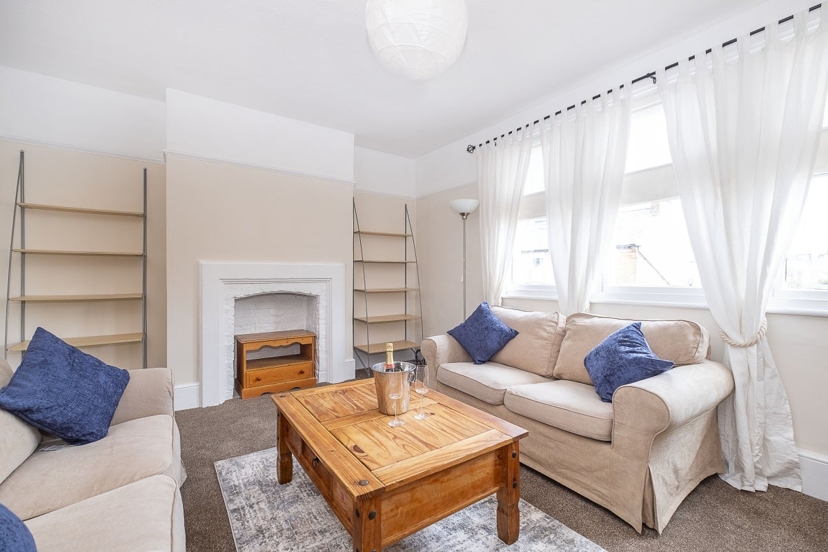 Flat Charlmont Road in Greater London