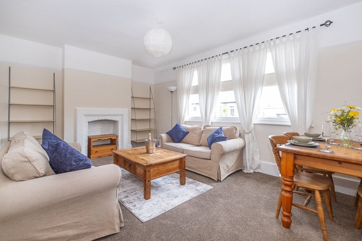 Flat Charlmont Road in Greater London