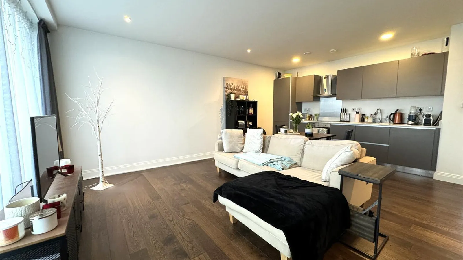 Flat Packetboat Lane in Greater London