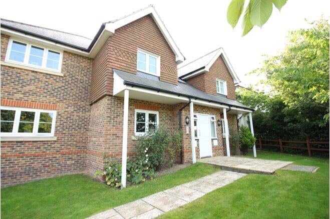Flat Doresa Close in Borough of Runnymede