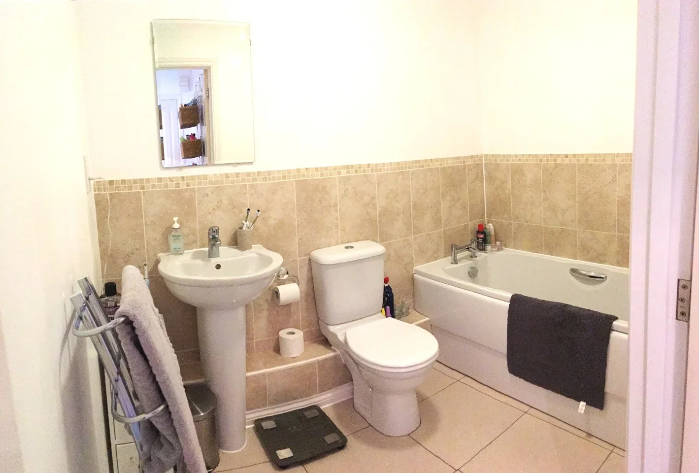 Flat Doresa Close in Borough of Runnymede