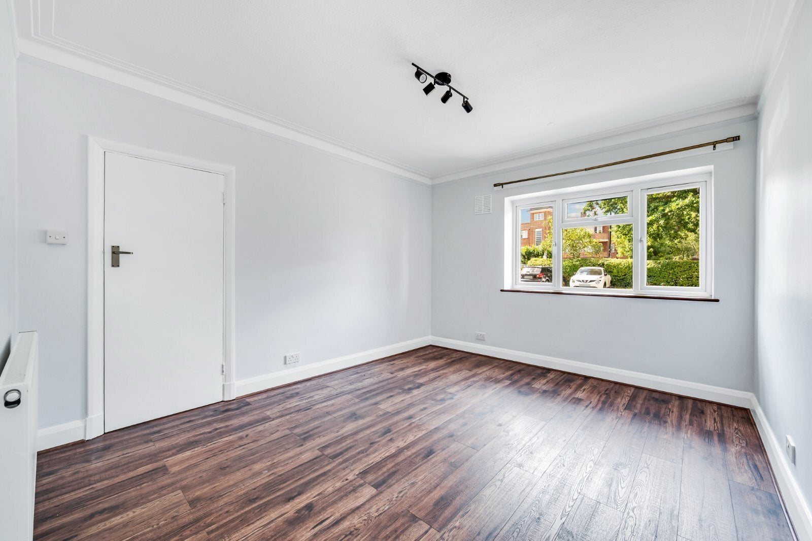 Flat Eaton Rise in Greater London