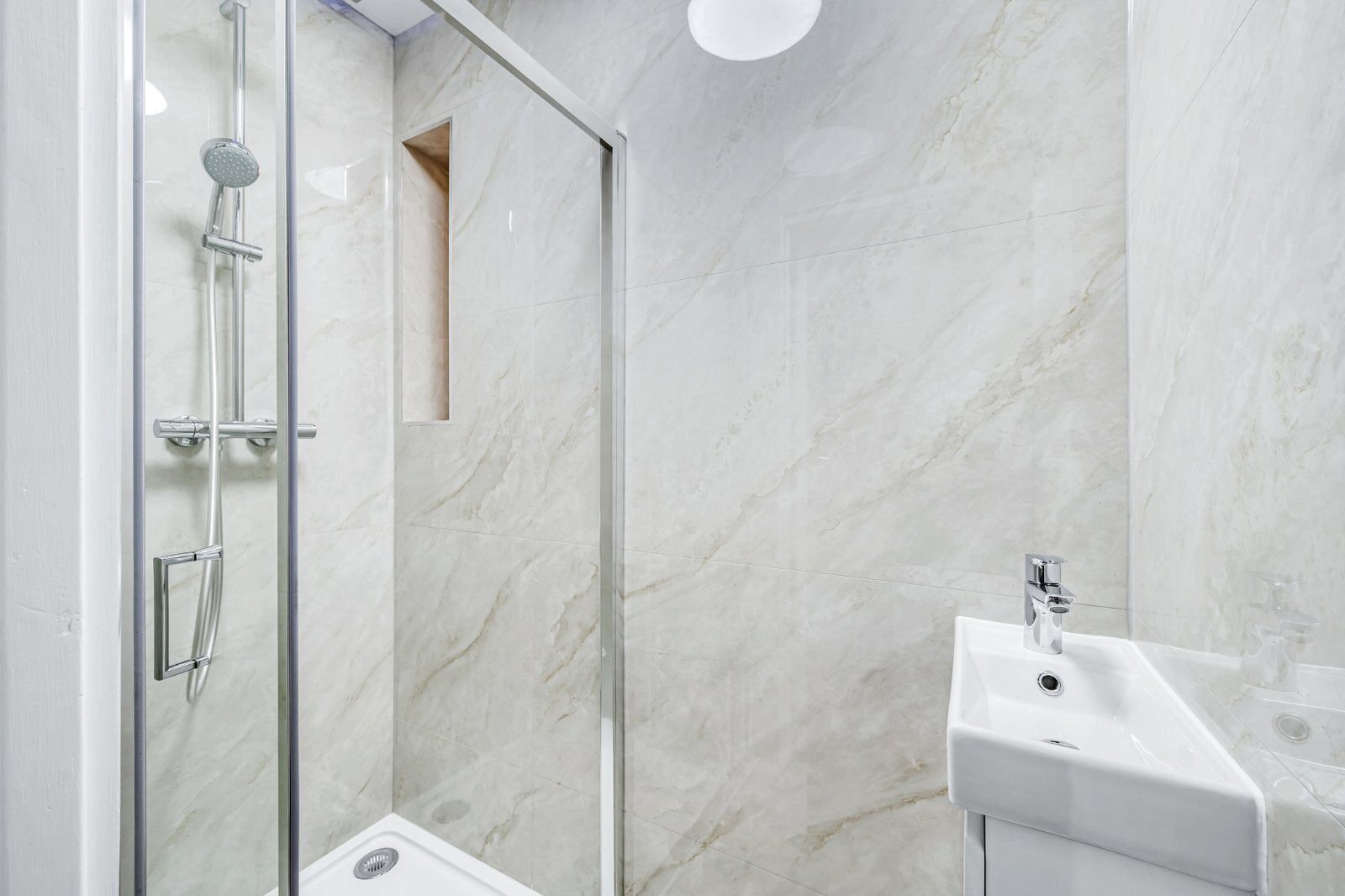 Flat Eaton Rise in Greater London