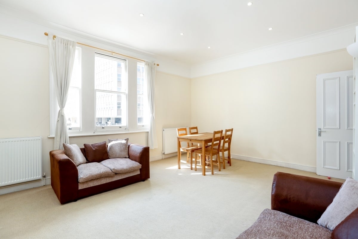 Flat Upper Richmond Road in Greater London