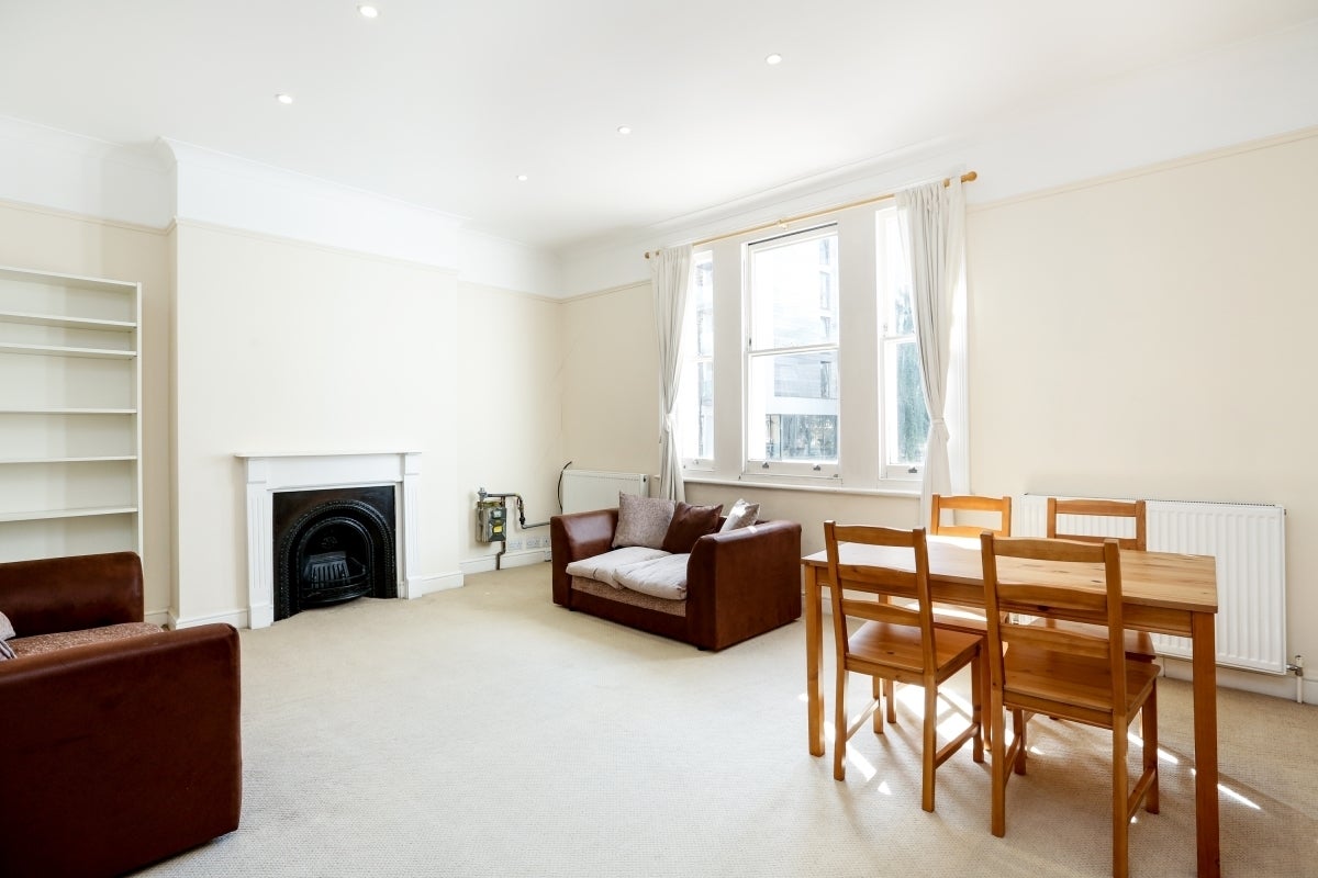 Flat Upper Richmond Road in Greater London