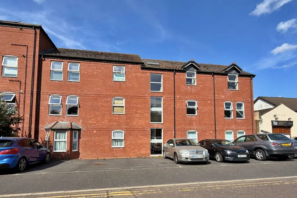 Flat Little Pennington Street in Rugby