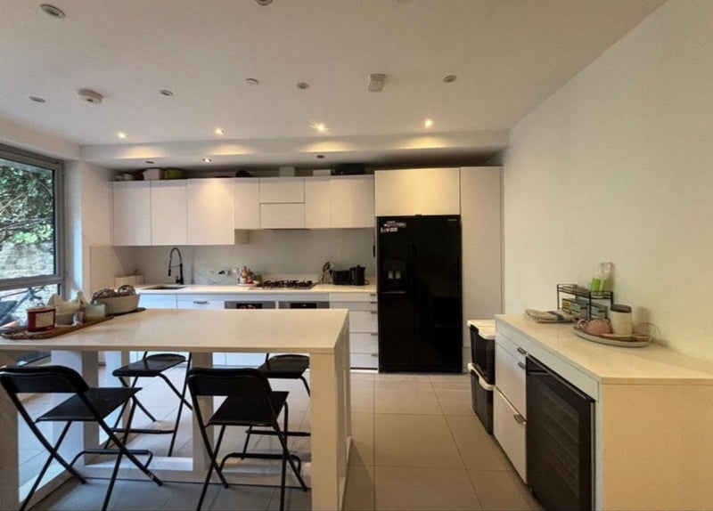 Room Sutton Place in Greater London