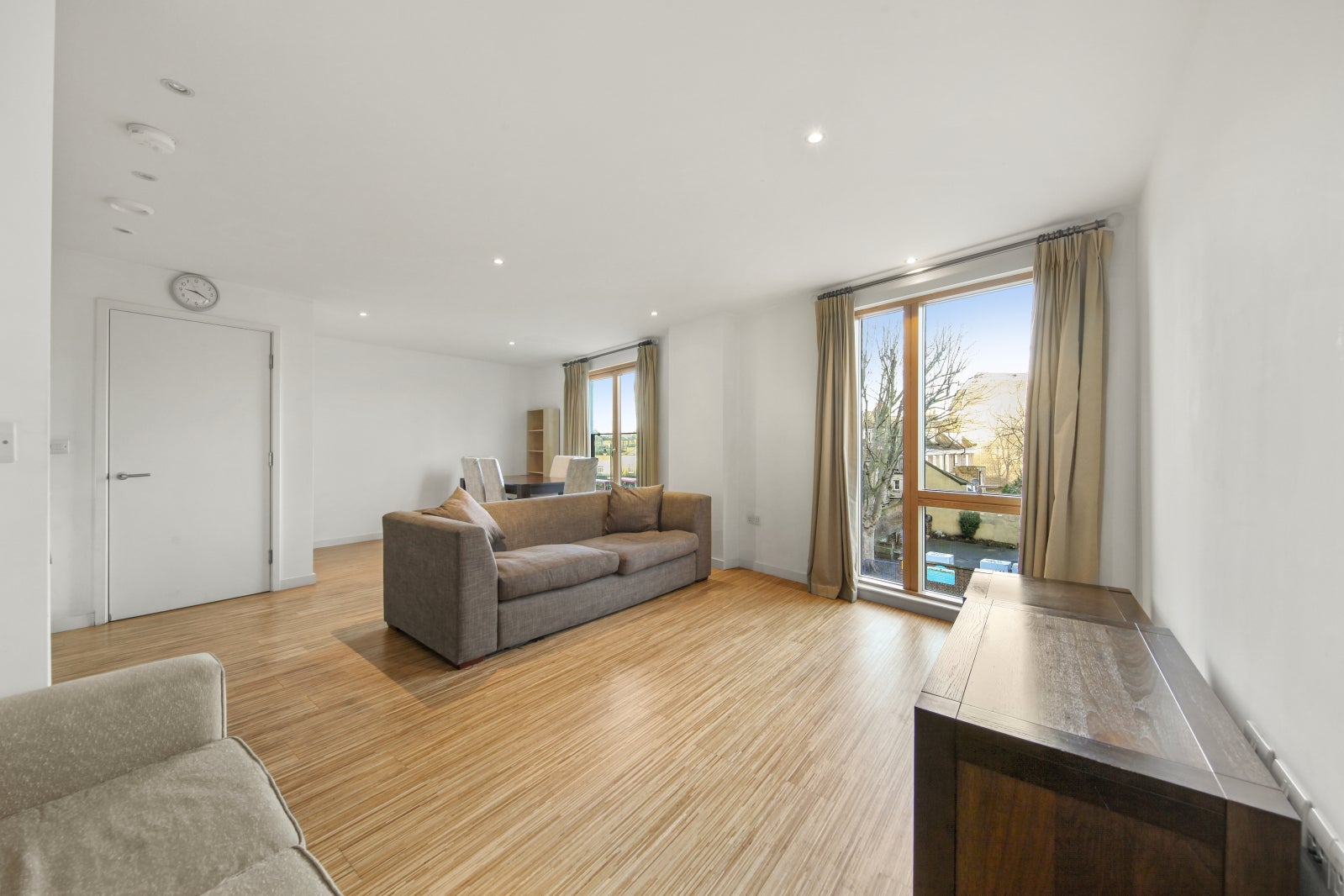 Flat Wingate Square in Greater London