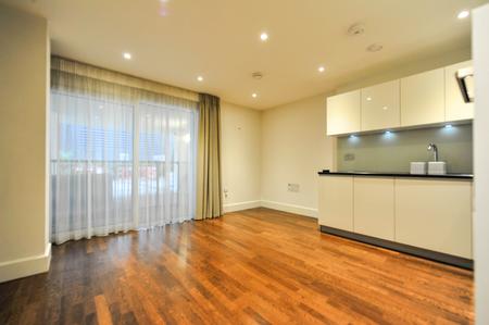 Flat May Bate Avenue in Greater London