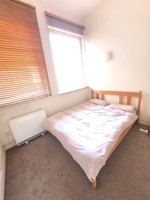 Room Fairfield Road in Greater London