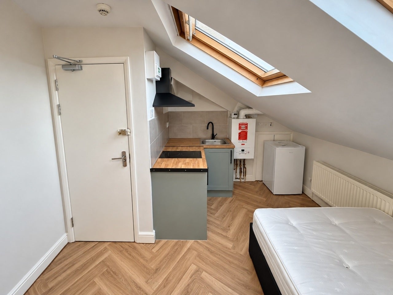 Flat Osbaldeston Road in Greater London