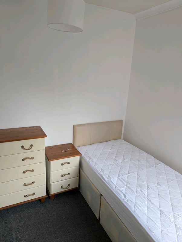 Room Connemara Close in North Warwickshire