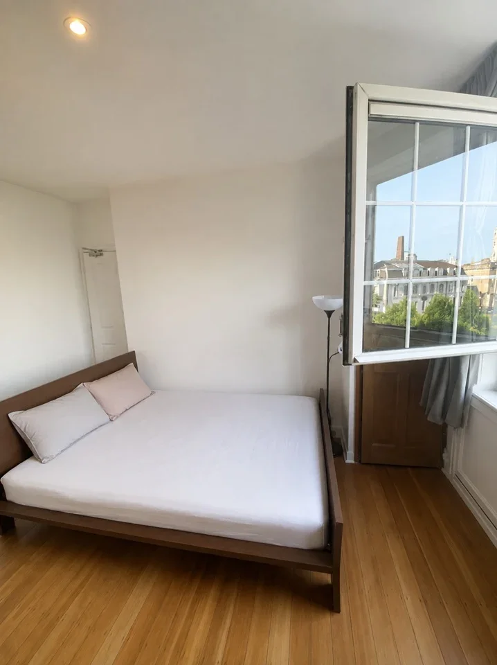 Room Poplar High Street in Greater London