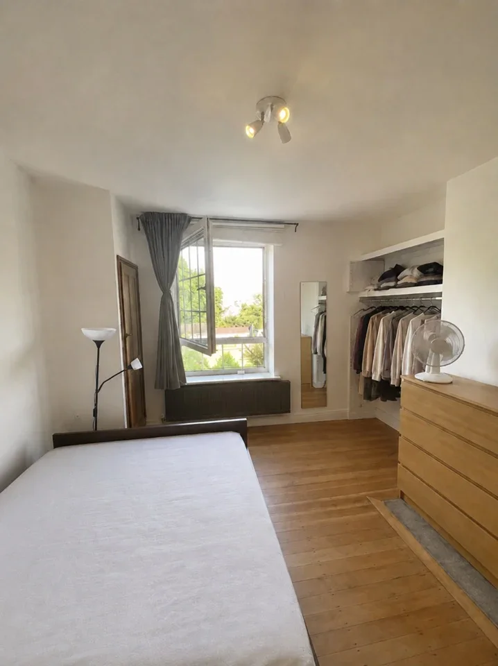 Room Poplar High Street in Greater London
