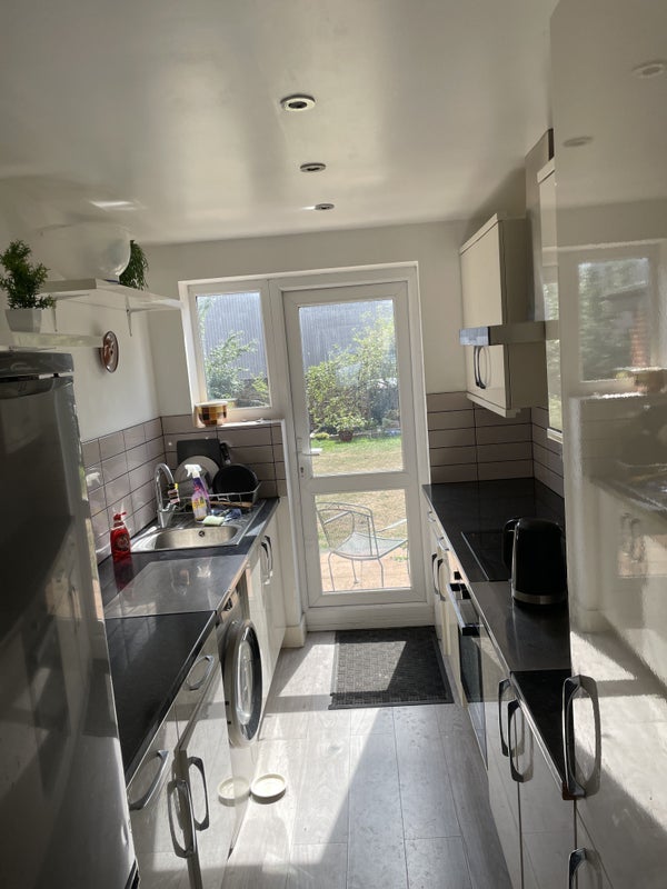 Room Marshall Close in Greater London