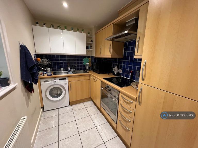 Flat Newport Avenue in Greater London