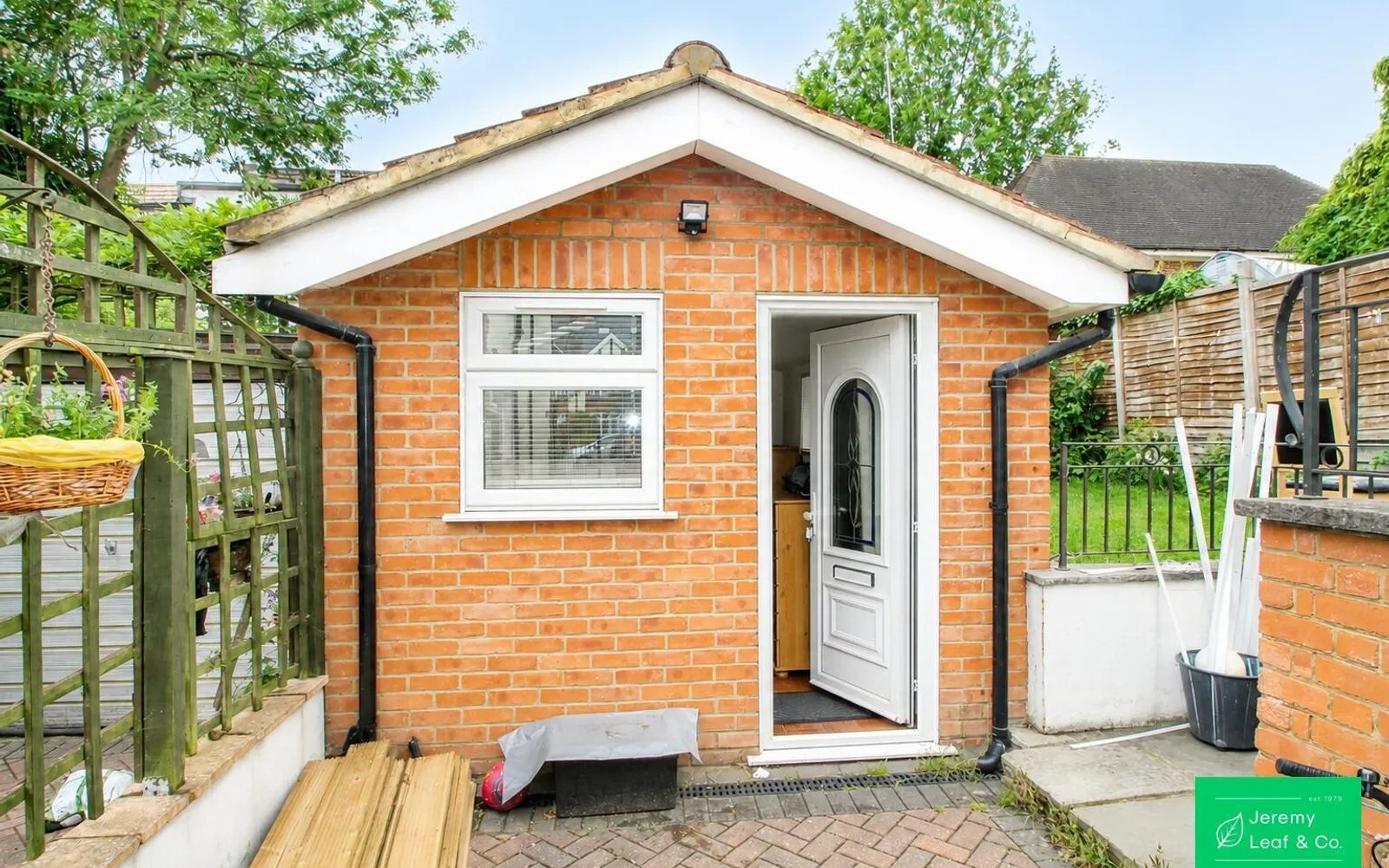Flat Woodleigh Avenue in Greater London