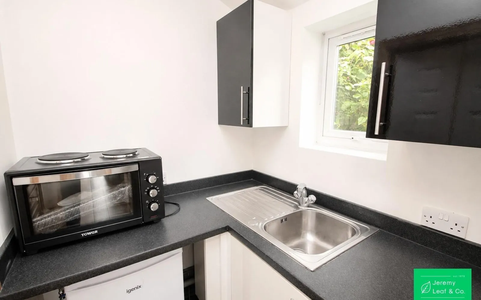 Flat Woodleigh Avenue in Greater London