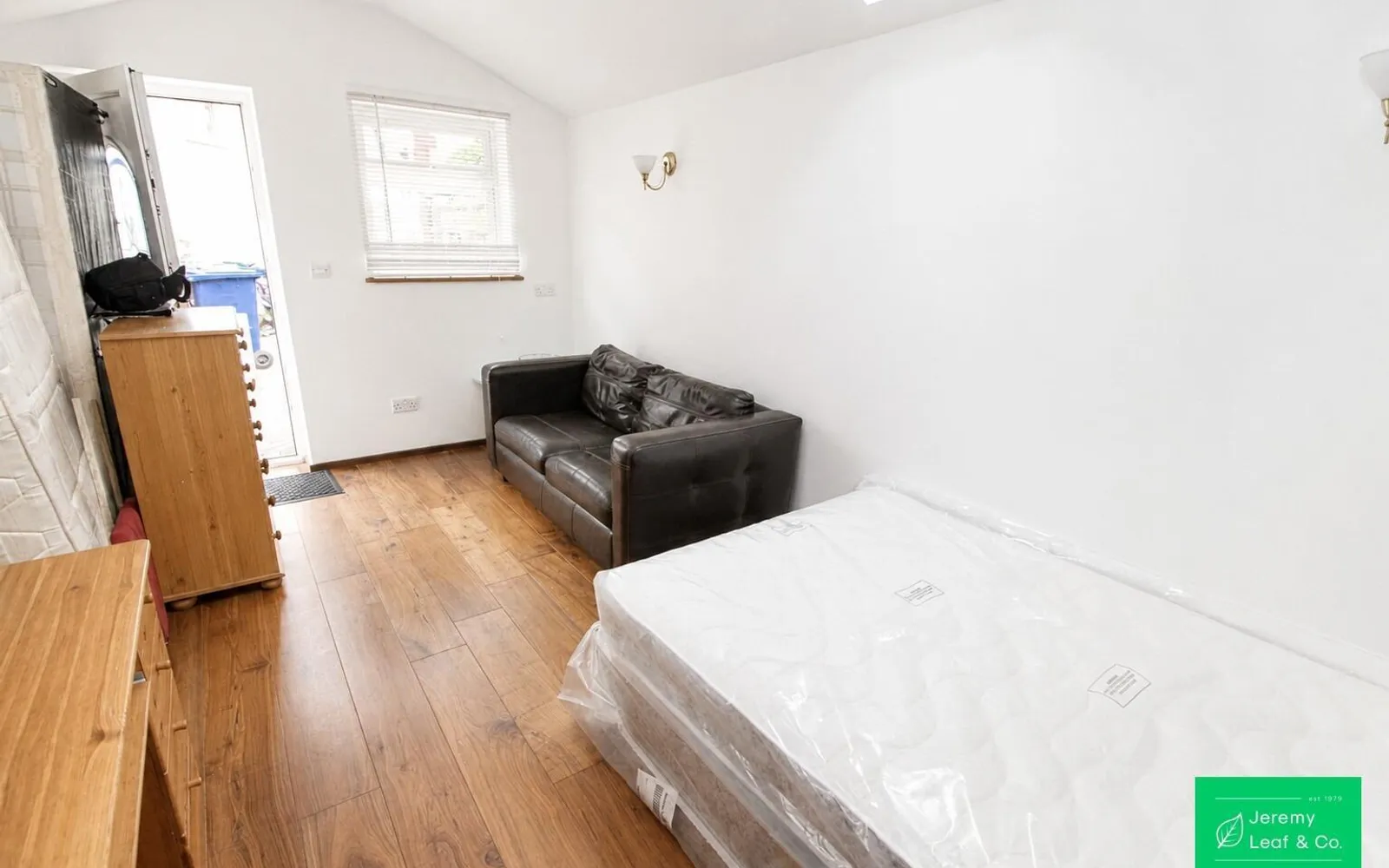 Flat Woodleigh Avenue in Greater London