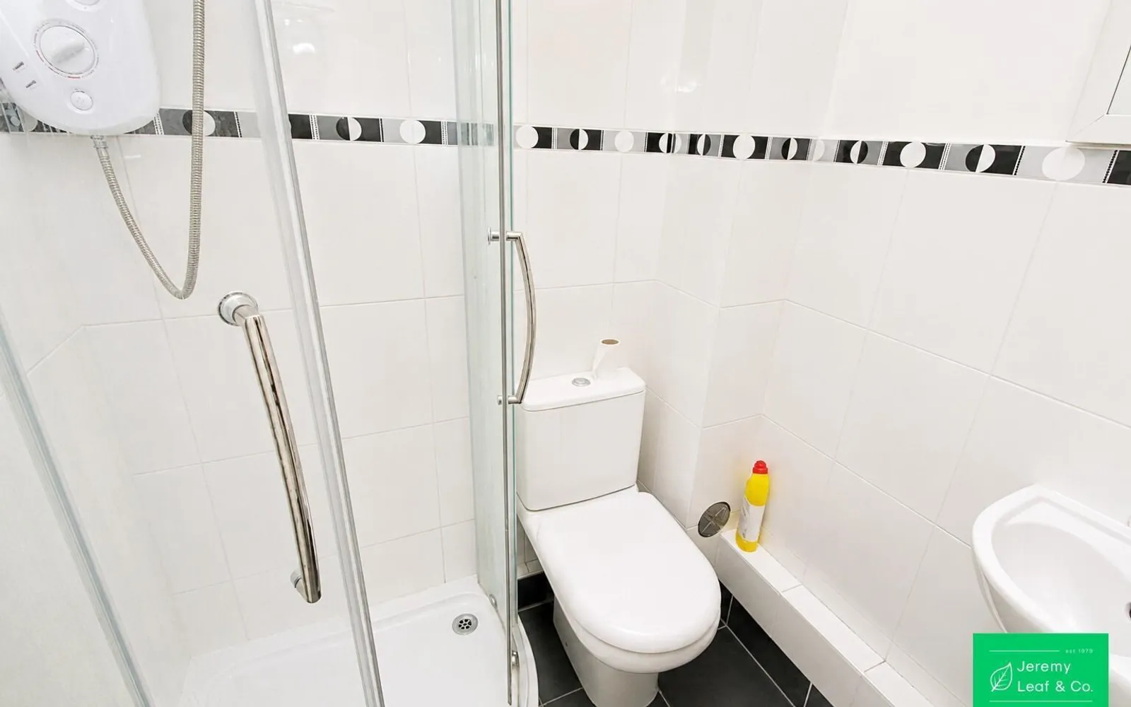 Flat Woodleigh Avenue in Greater London