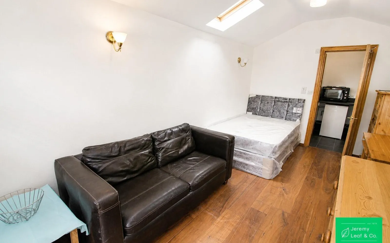Flat Woodleigh Avenue in Greater London