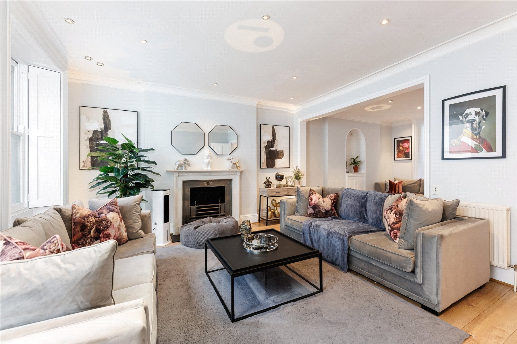 House Lower Grosvenor Place in City of Westminster