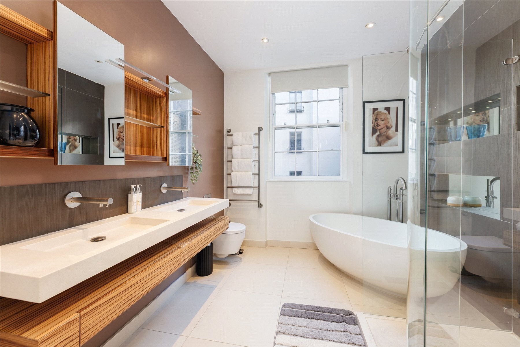 House Lower Grosvenor Place in City of Westminster