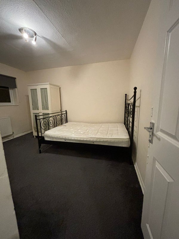 Room Palace Road in Greater London