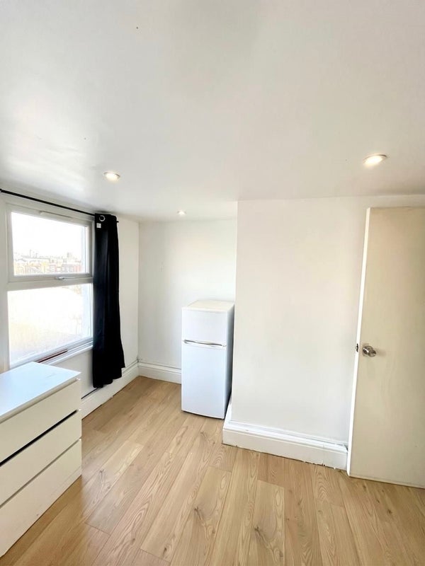 Room Cambria Road in Greater London