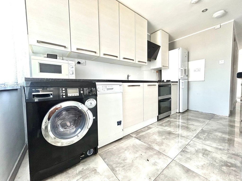 Flat Holbrook Lane in Coventry