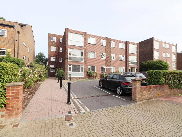 Flat Court Downs Road in Greater London