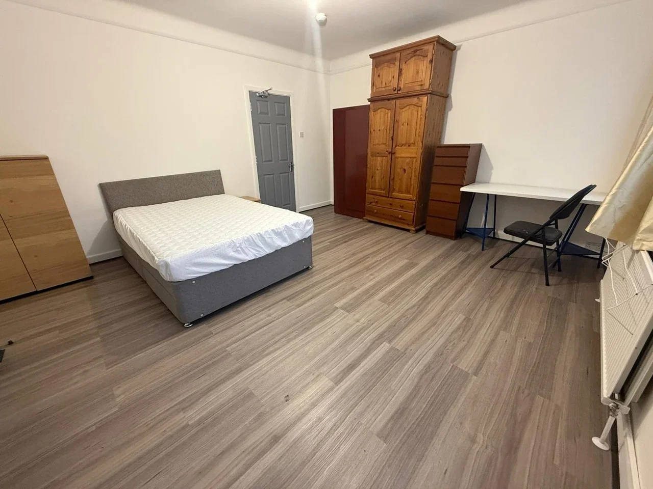 Room The Limes Avenue in Greater London