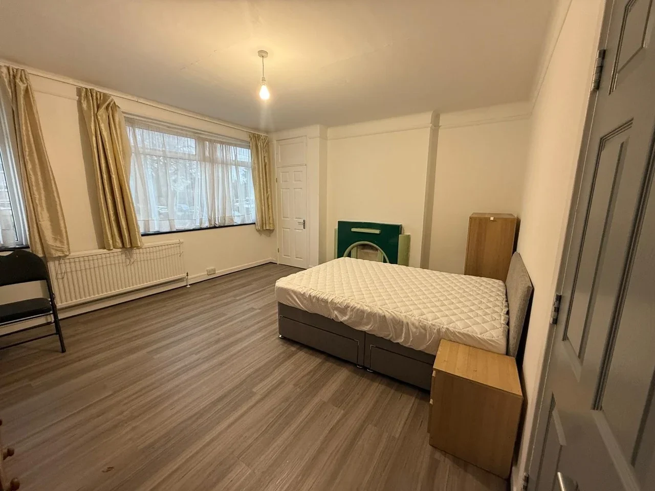 Room The Limes Avenue in Greater London