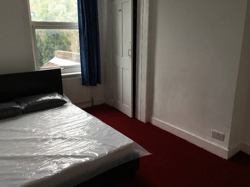 Room Vant Road in Greater London