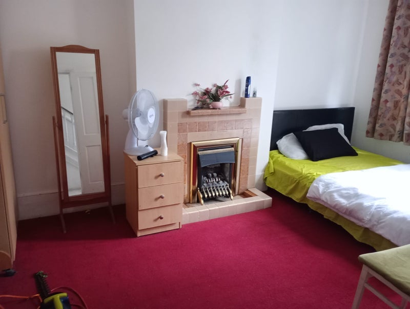 Room Vant Road in Greater London