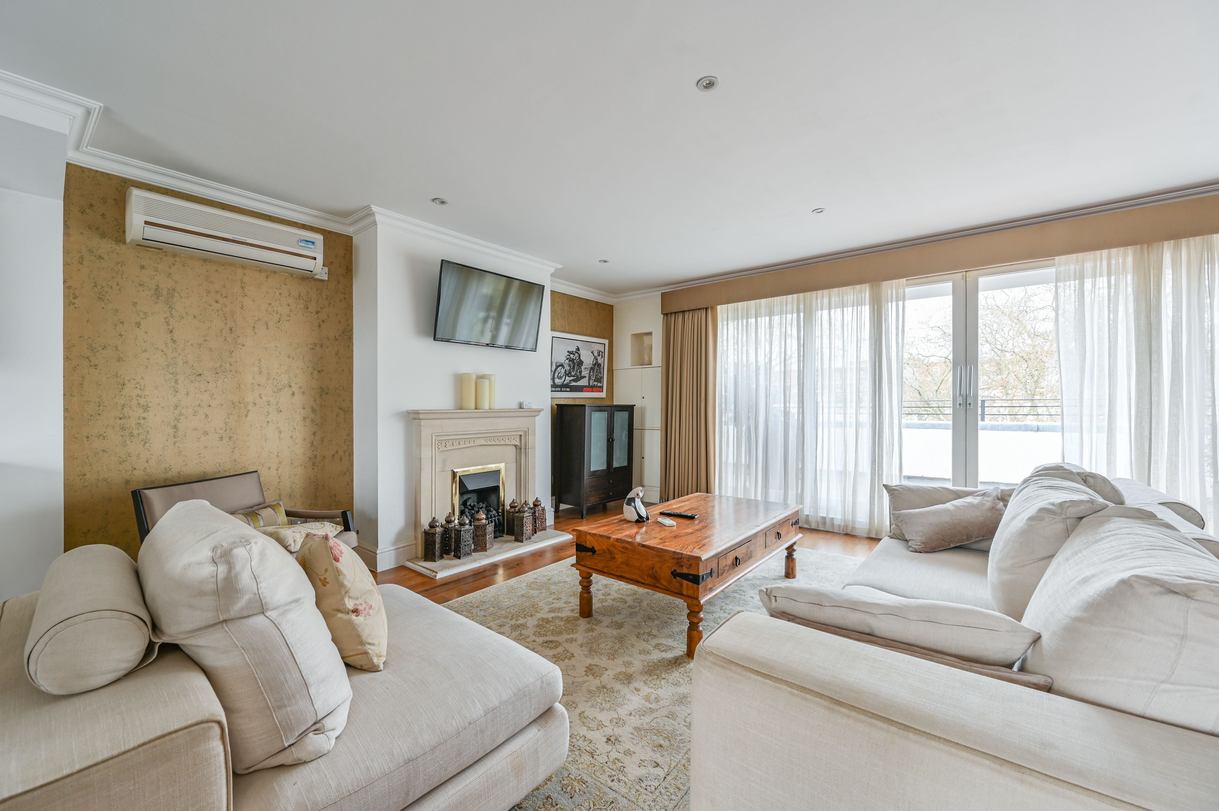 Flat Grosvenor Road in City of Westminster
