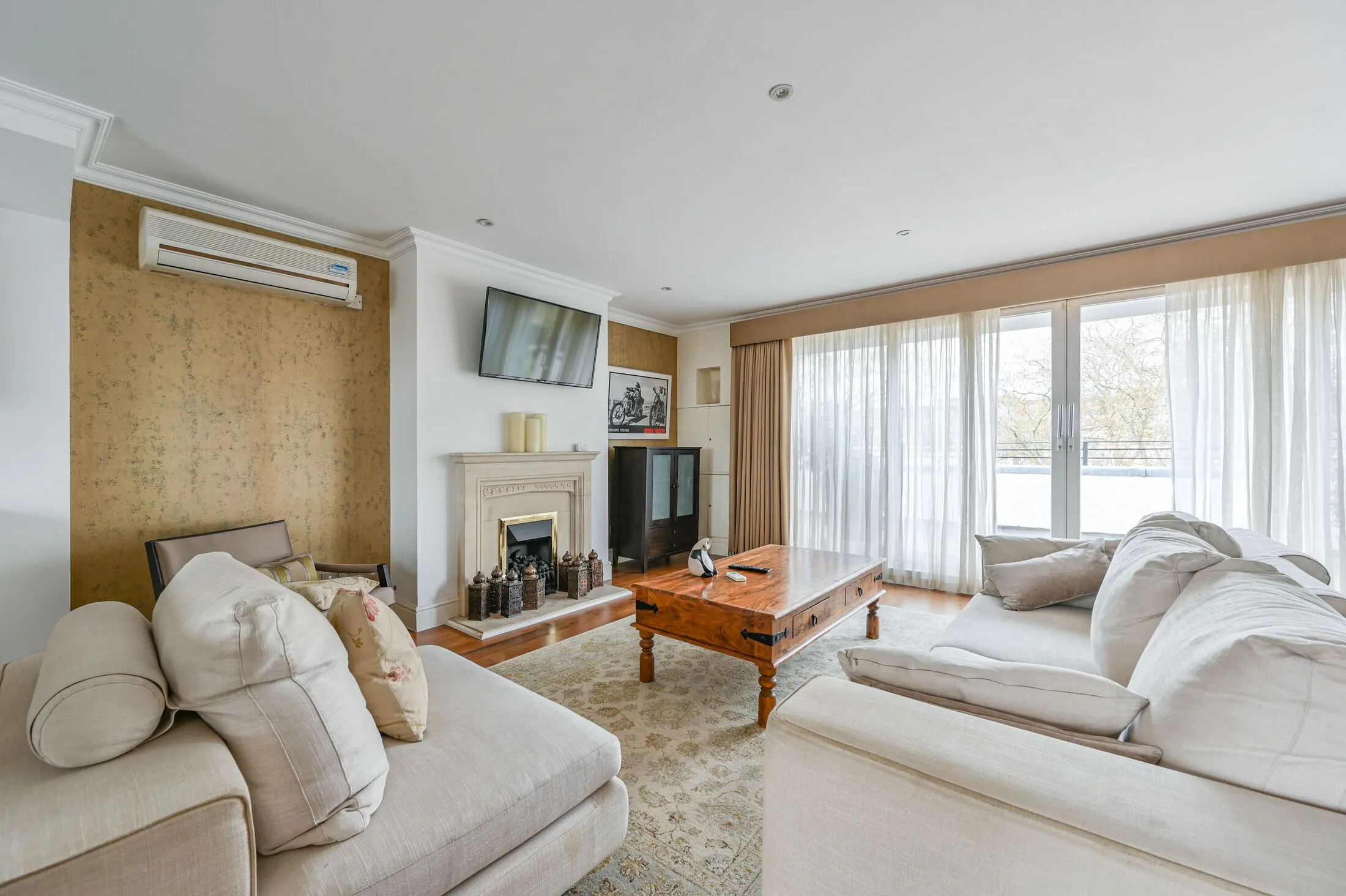Flat Grosvenor Road in City of Westminster
