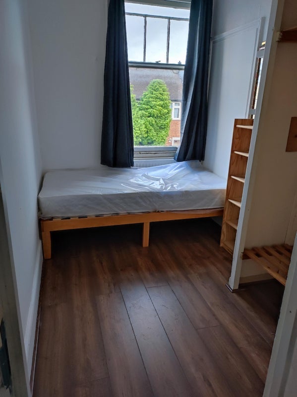Room Merton Road in Greater London