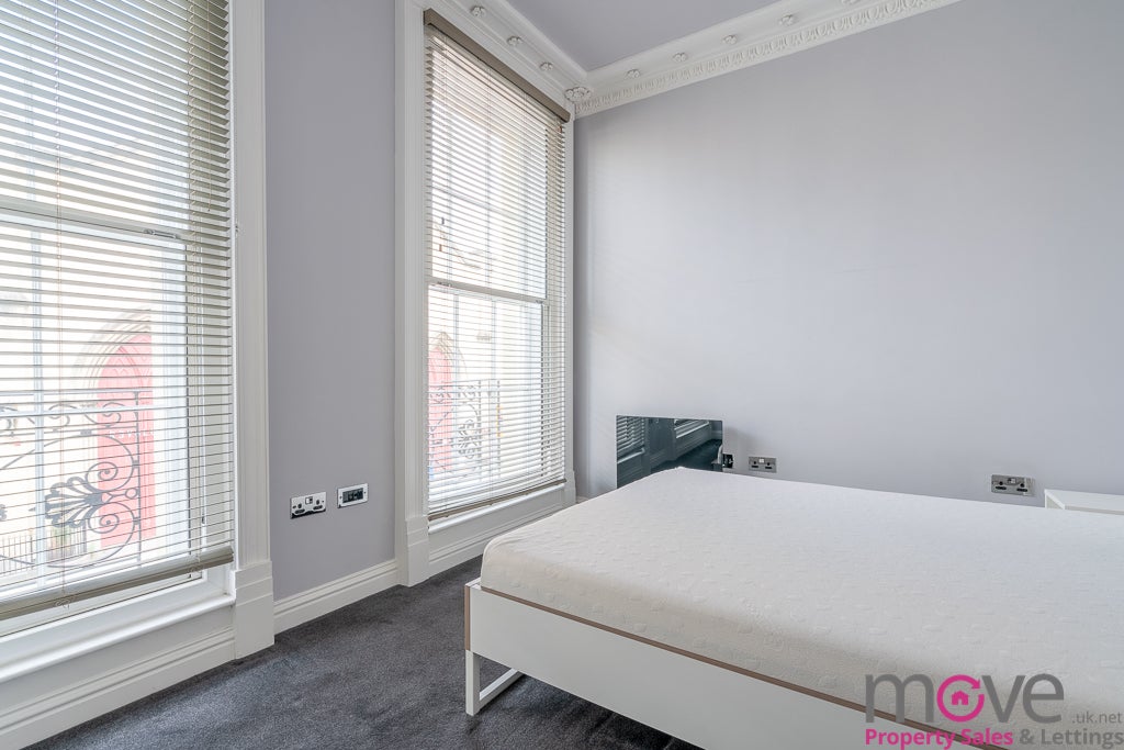 Flat Clarence Parade in Cheltenham