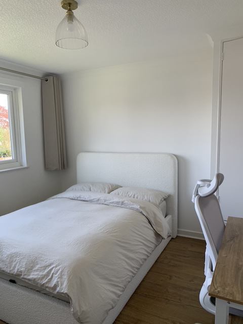 Room Sandrock Place in Greater London