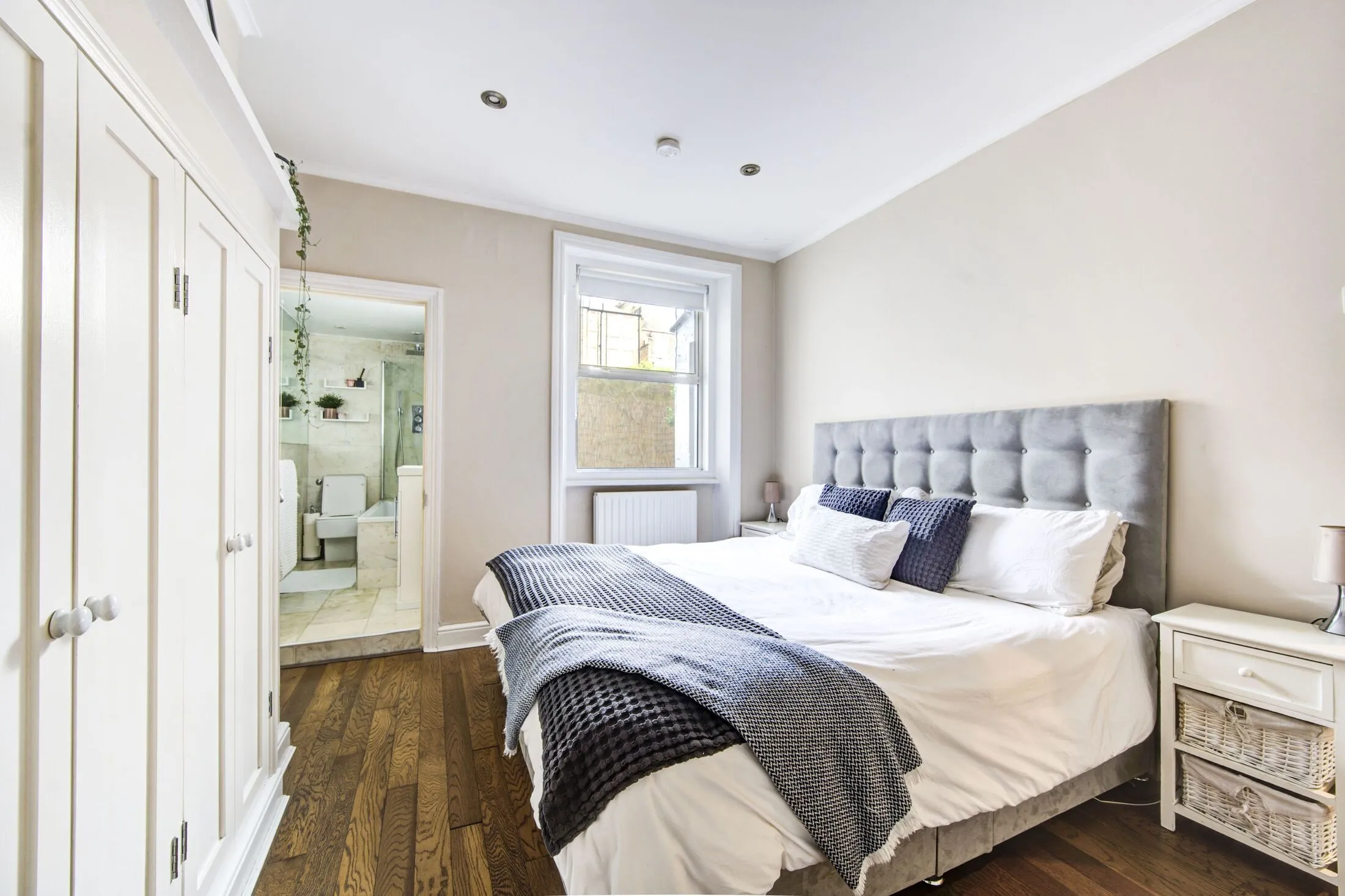 Flat Baron's Court Road in Greater London