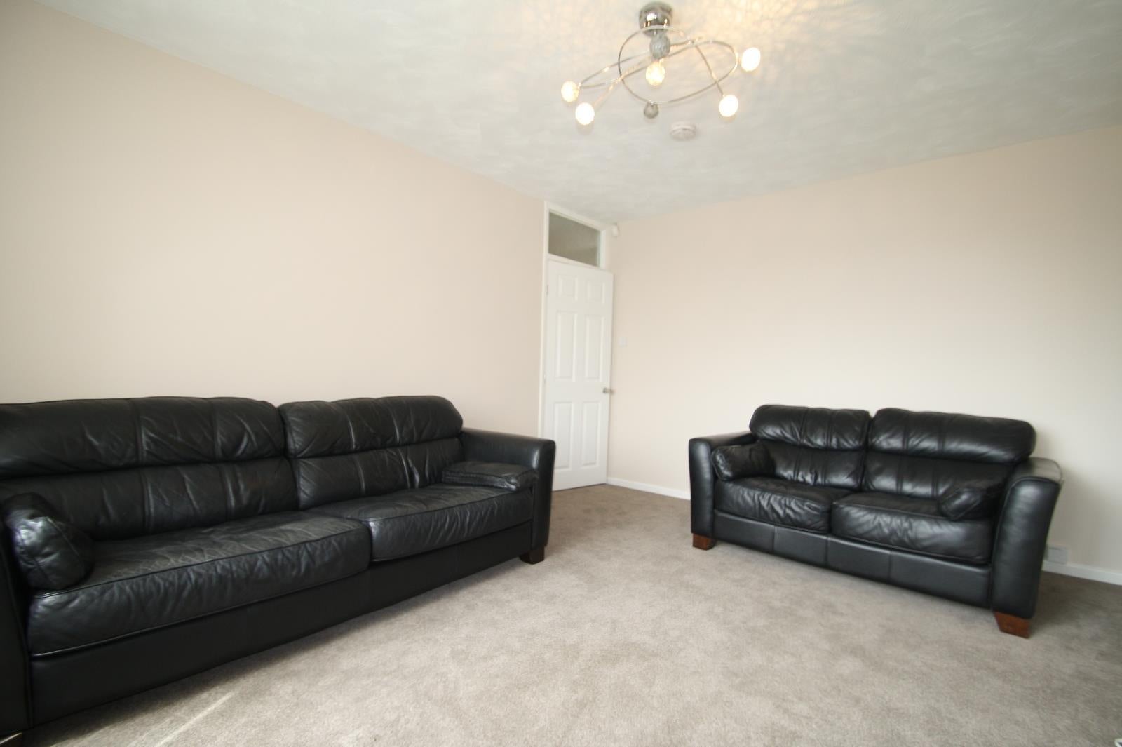 Flat Chelwood Avenue in Leeds