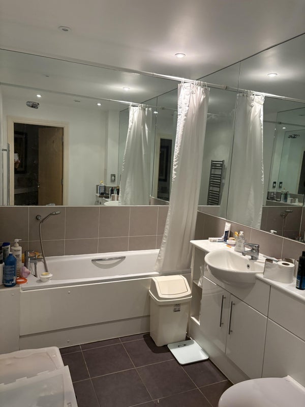 Room Battersea Park Road in Greater London