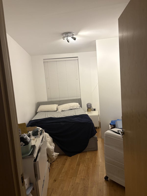 Room Battersea Park Road in Greater London